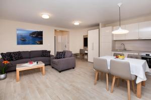 een woonkamer met een bank en een tafel bij Villa Marijola in Lovište