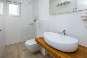 een witte badkamer met een wastafel en een toilet bij Villa Marijola in Lovište +88 foto's