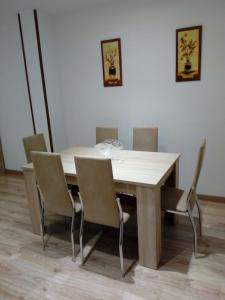 una mesa de comedor con sillas alrededor en Alojamiento Samumari, en Ciudad Rodrigo