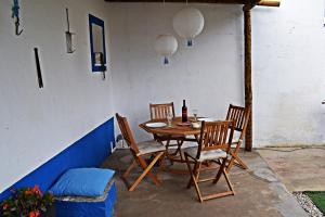 ein Tisch und Stühle auf einer Terrasse in der Unterkunft Casa do Avô Tó in Reguengos de Monsaraz + 44 Fotos