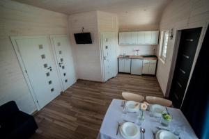a small room with a table and a kitchen at 10 w skali Beauforta in Rusinowo