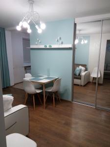 ein Esszimmer mit einem Tisch und Stühlen sowie ein Wohnzimmer in der Unterkunft Two-bedroom apartment in the center in Chmelnyzkyj