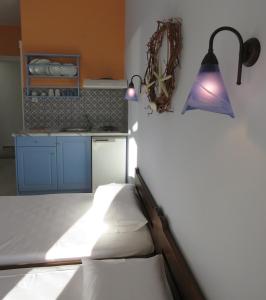 1 dormitorio con 1 cama y 1 lámpara en la pared en Korali apartments en Galissas