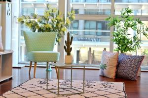 un salon avec une table, des chaises et des plantes dans l'établissement Apartamentos LÓRIEN Milladoiro, à O Milladoiro