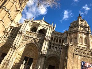 a large building with a tower and a sky at Oasis Backpackers' Toledo in Toledo