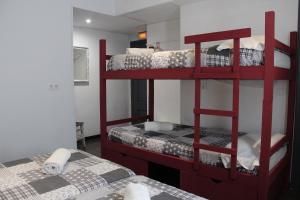 トレドにあるオアシス バックパッカーズ トレドの二段ベッド2組が備わる客室です。