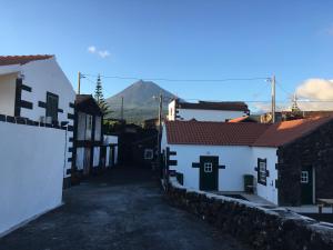 an alley with buildings and a mountain in the background at Casa do Avô Cristiano in Madalena