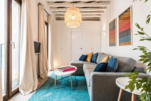 sala de estar con sofá y mesa en BNBHolder Awesome Duplex Attic SOL, en Madrid