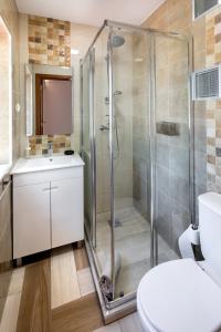 Un baño con ducha, inodoro y lavabo. en Wonder Villa, en Albufeira 30 fotos más