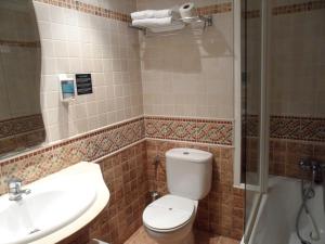 Łazienka w obiekcie Hotel Mareny Benidorm