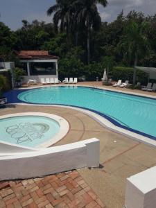 Bazén v ubytování girardot resort apto102 nebo v jeho okolí