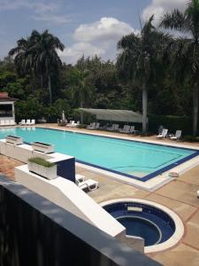 Bazén v ubytování girardot resort apto102 nebo v jeho okolí