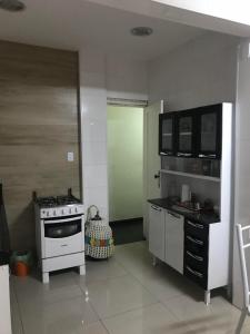 a kitchen with a stove and a stove top oven at Apartamento Ano Bom in Barra Mansa