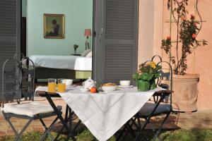 a table with food and drinks and flowers on it at Chiusa della Vasca in Castelnuovo di Farfa