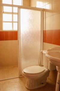 a bathroom with a toilet and a sink at MESÓN DE LOS ÁNGELES in Comitán de Domínguez