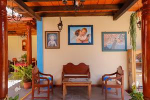 a living room with two chairs and a wooden table at MESÓN DE LOS ÁNGELES in Comitán