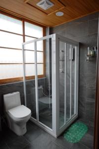 Bathroom sa Xin Yuan Hang Homestay