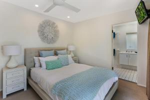 A bed or beds in a room at HighTide On Noosa Sound