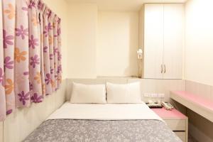 Posteľ alebo postele v izbe v ubytovaní Ruei Gung Business Hotel Kaohsiung