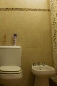 łazienka z toaletą i umywalką w obiekcie Casa con pileta Aeropuerto Circunvalación Kempes Quorum -cambio oficial- w Córdobie