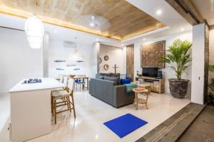 een woonkamer met een bank en een tafel bij Ambermoon Villa 2 in Seminyak