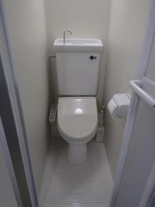 Koganei的住宿－國分寺大道公園公寓，小浴室内的白色小厕所