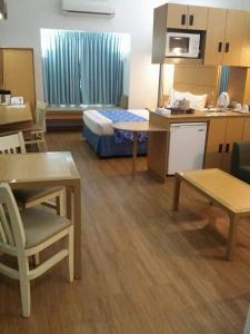 Kuchyň nebo kuchyňský kout v ubytování Microtel by Wyndham Davao