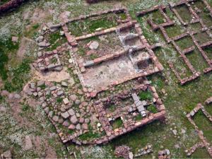 an aerial view of a building in the grass at Hotel Monte Sirai in Carbonia