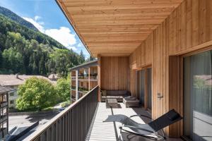 Elle comprend un balcon en bois offrant une vue sur les montagnes. dans l'établissement La vie Deluxe - Private Luxury Apartments, à Campo Tures