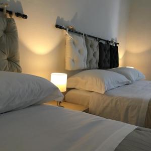 Zimmer mit 2 Betten und einer Lampe in einem Zimmer in der Unterkunft Celso Otto in Florenz