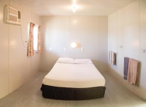 Postel nebo postele na pokoji v ubytování STORK RD BUDGET ROOMS - PRIVATE ROOMS WITH SHARED BATHROOMS access to POOL