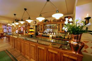 a bar with a vase of flowers on the counter at Hotel pizzeria Belmonte in Špindlerův Mlýn