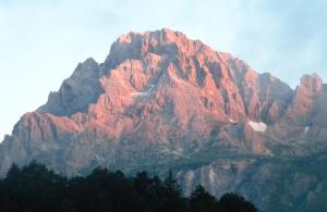 A general mountain view or a mountain view taken from Az apartmant