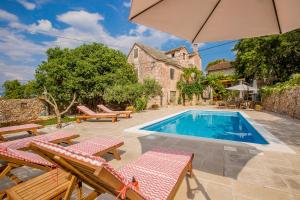 Bazén v ubytovaní Holiday Home Sumica alebo v jeho blízkosti