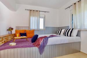 Postel nebo postele na pokoji v ubytování Summer Breeze Villa