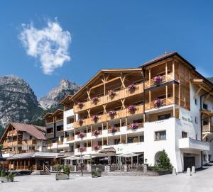 Nespecifikovaný výhled na hory nebo výhled na hory při pohledu z hotelu
