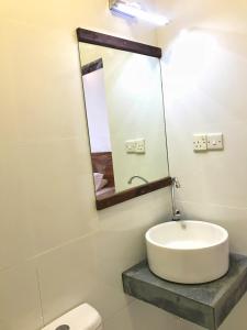 Bilik mandi di WOW Retreat +62 gambar