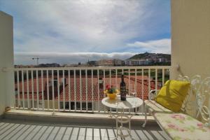 d'un balcon avec une table et une vue sur la ville. dans l'établissement Apartamento Orquidea, à Funchal