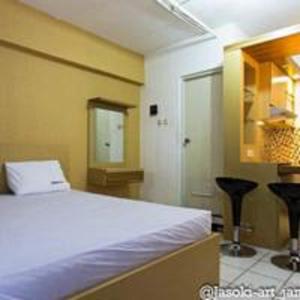 1 dormitorio con 1 cama blanca y 2 sillas negras en Standard Room Apartemen, low budget but nice, en Yakarta