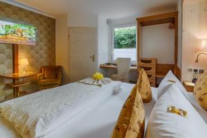 ベルリンにあるHotel Blumenbachの大きなベッドと机のある寝室