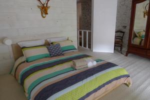 OigniesにあるBeautiful and Spacious Contemporary houseのベッドルーム1室(大型ベッド1台、カラフルなシーツ、枕付)