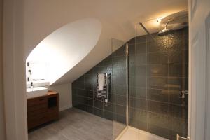 Bathroom sa Andover House Hotel & Restaurant - Adults only