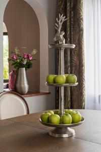 a tray of apples on top of a table at Chalet Villa Ludwig in Schwangau