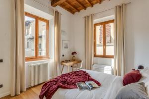 フィレンツェにあるApartments Florence - Luna Chicのベッドルーム1室(ベッド1台、本付)
