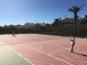 Villa Cala Blancaの敷地内または近くにあるテニス施設またはスカッシュ施設