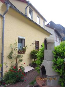 una casa con flores y plantas delante de ella en Haus Harmonie, en Bad Driburg