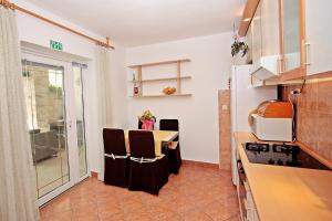 Kuchyň nebo kuchyňský kout v ubytování Apartman Diana