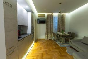 uma cozinha e sala de estar com uma mesa e um sofá em Villa Domina em Split