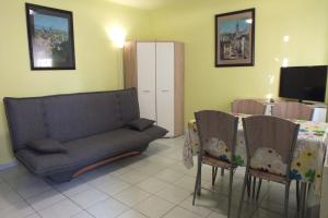Pod Bastionem في زاموسك: غرفة معيشة مع أريكة وطاولة