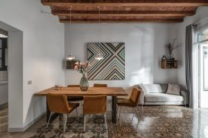 a dining room with a table and chairs and a couch at Brummell Apartments Eixample Derecha/Ballroom in Barcelona +9 photos